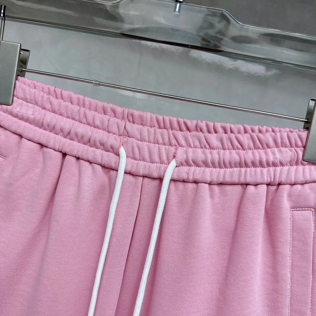 The Queen Mother's three-standard complete 2026 summer New Arrival men's casual shorts, advanced custom-made fabric Breathable fabric, Breathable elasticity and comfort, impeccable details, top-grade accessories, original logo design concept, delicate and soft feel! The upper body fit is awesome! Size：M-XXXL